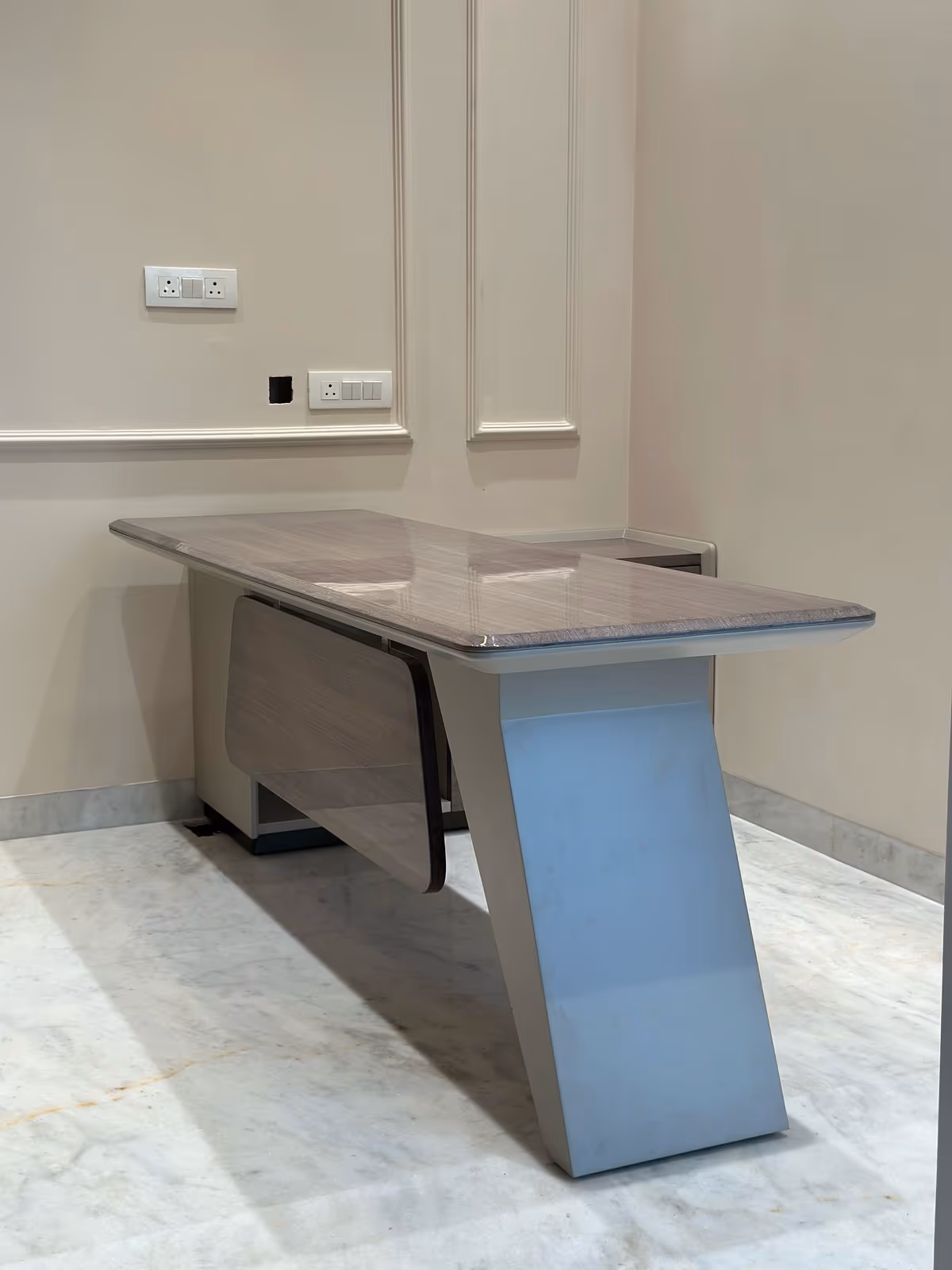 Top view of an executive desk showing width, depth and clear walking space behind the chair.